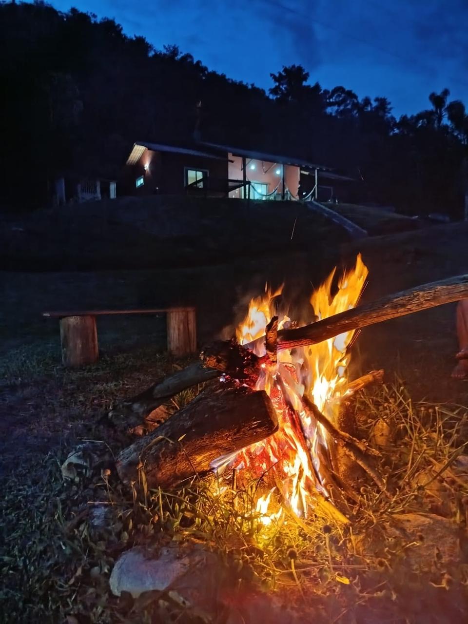 Fogueira à noite